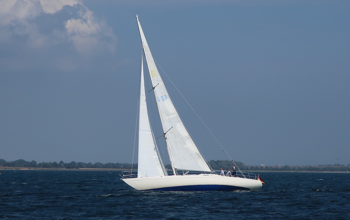 Moderner Touren Schärenkreuzer Gamle Swede Type Swede 55 am Wind vor Fehmarn