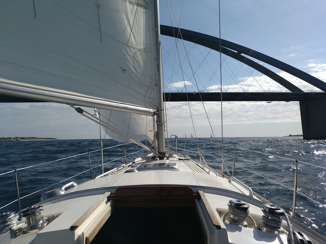 Blick über das Kajütdach und Deck des Touren Schärenkreuzers Gamle Swede Typ Swede 55 vor der Fehmarnsundbrücke