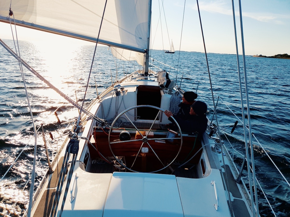 Der Touren Schärenkreuzer Gamle Swede von Typ Swede 55 bei schönem Wetter raumschots im Fehmarnsnd