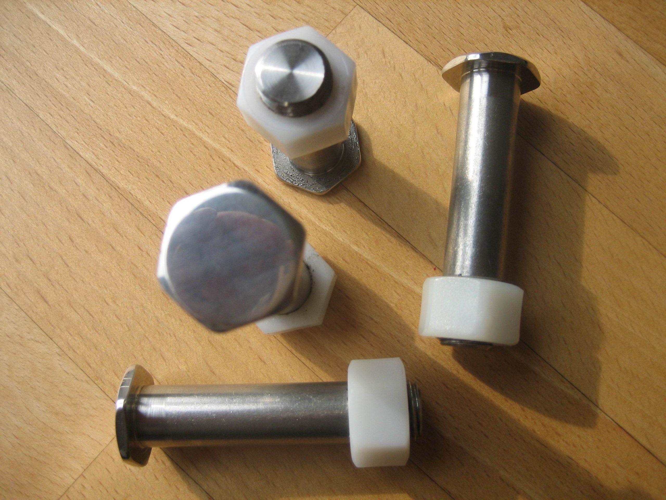 Salingsbolzen mit Kunststoffmuttern für Selden Mast von Swede 55 Gamle Swede