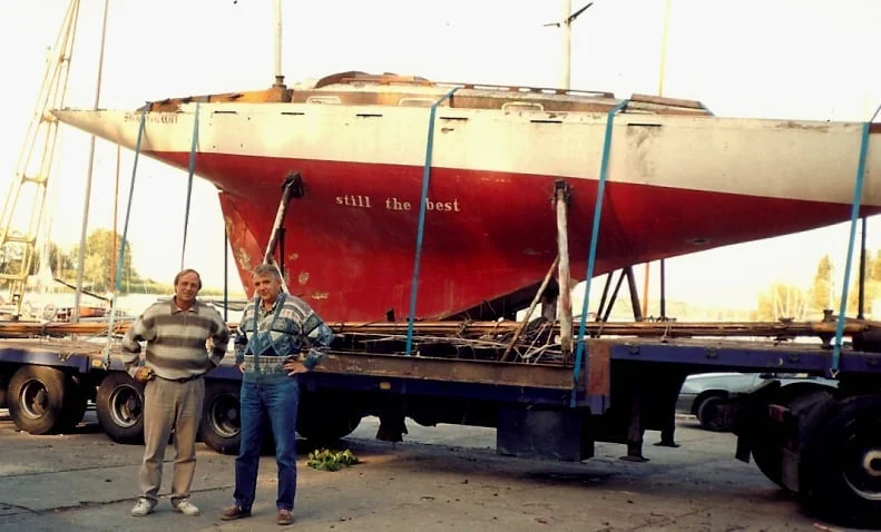 Die einstige 6 Mr Yacht Hamburg beim Verladen in Polen