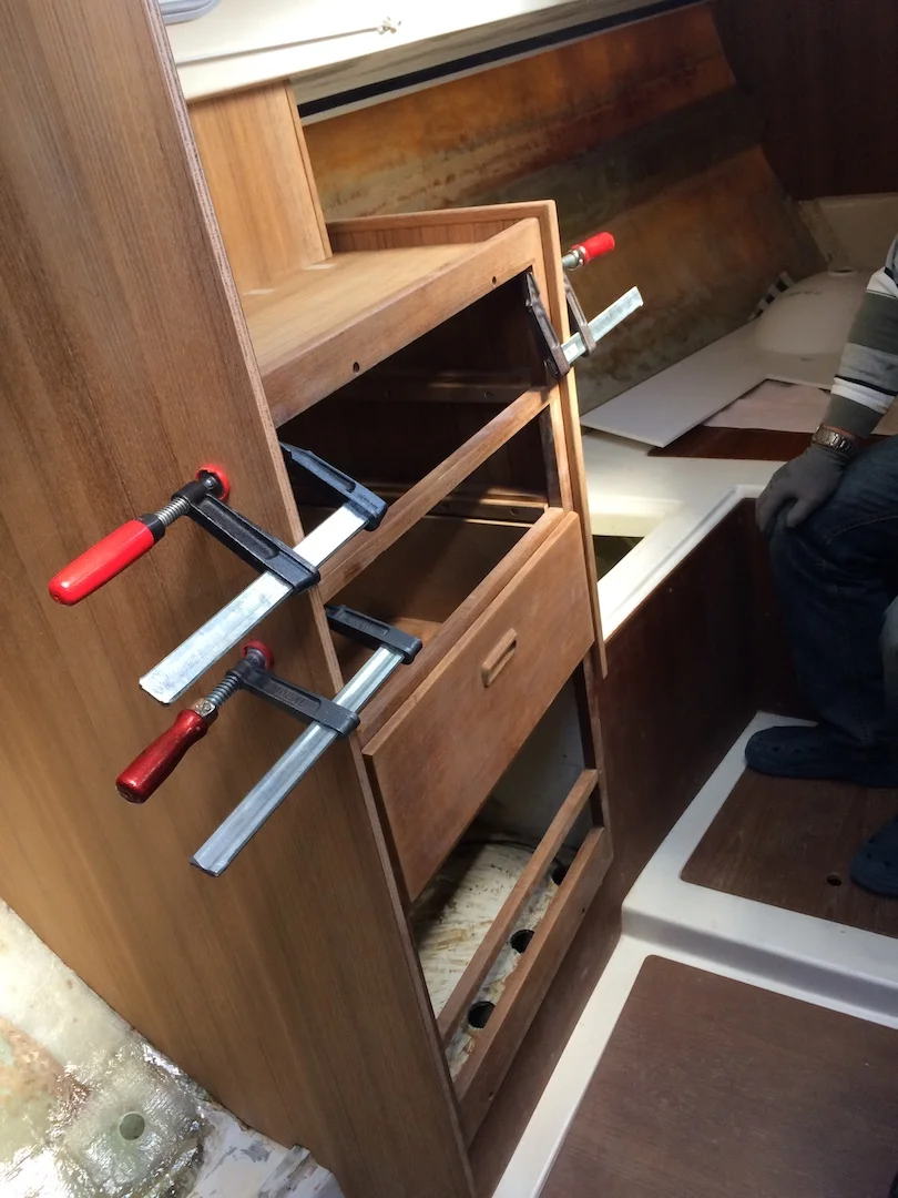 Montage des renovierten Schranks im Vorschiff von Swede 55 Gamle Swede