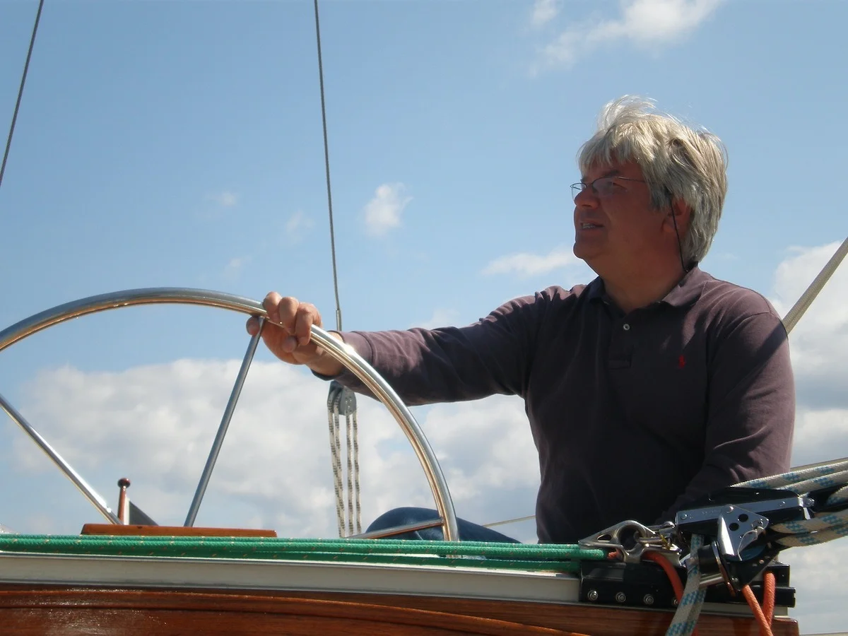 Swedesail-Gründer und Schärenkreuzer-Segler Erdmann Braschos am Steuer von Gamle Swede