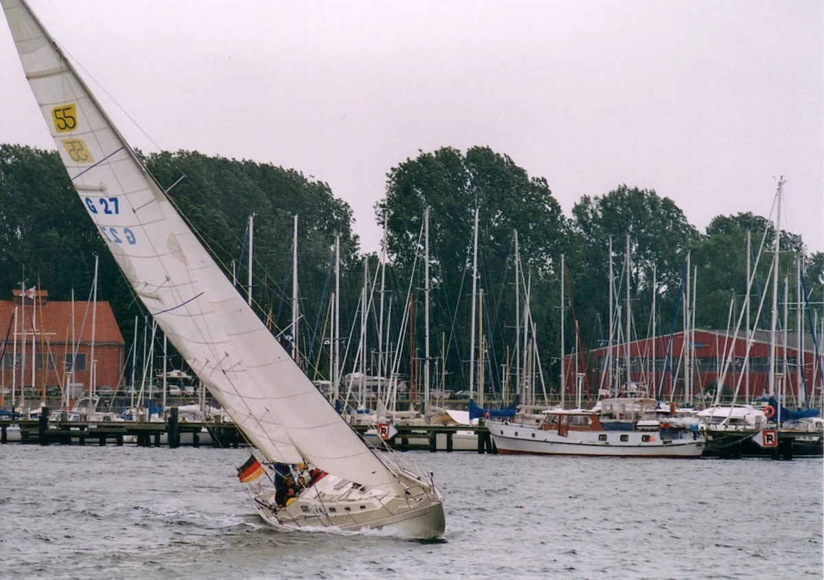 Touren Schärenkreuzer Swede 55 Gamle Swede mit Sturmfock und Groß vor Passathafen