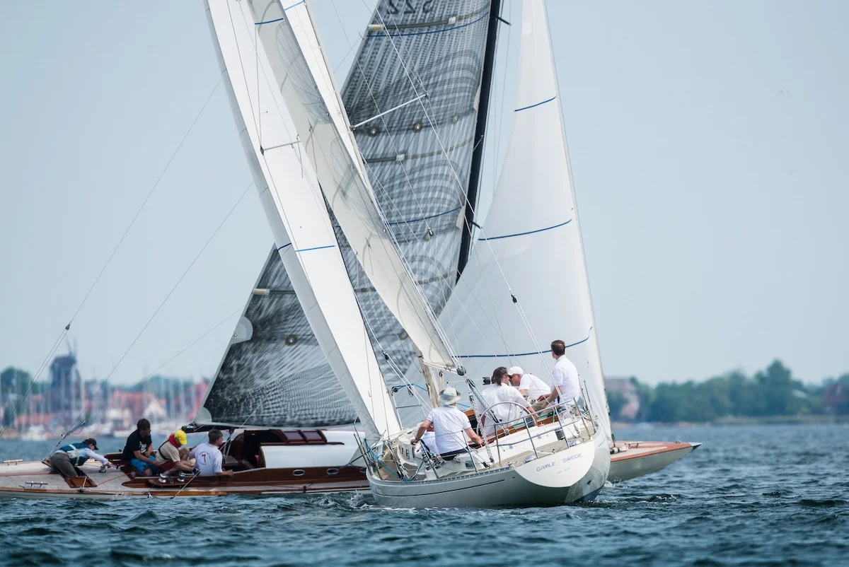 Der klassische 55er Schärenkreuzer Sonja und der moderne Touren Schärenkreuzer Gamle Swede, Typ Swede 55, bei der Schlank & Rank Regatta vor Lemkenhafen, Fehmarn.