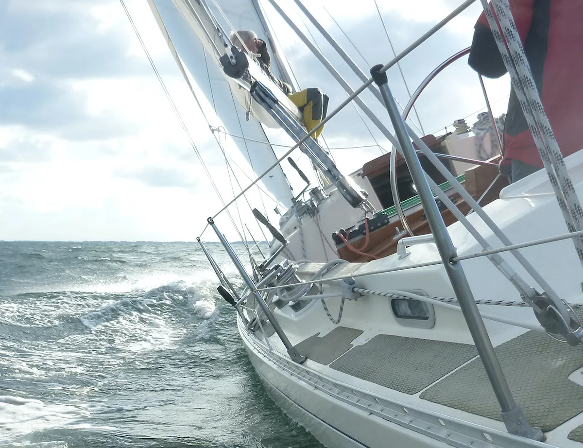 Wassernahes Segeln mit Swede 55 Gamle Swede vor Fehmarn