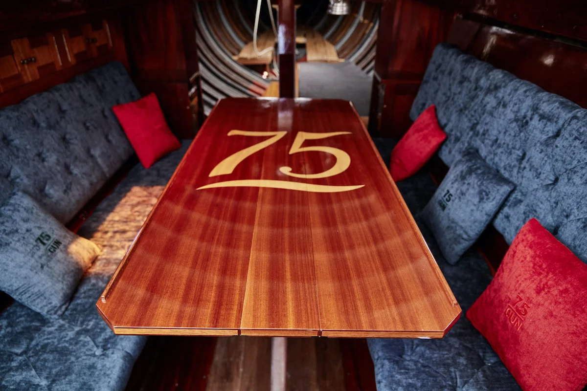 Salontisch des 75er Schärenkreuzers Gun