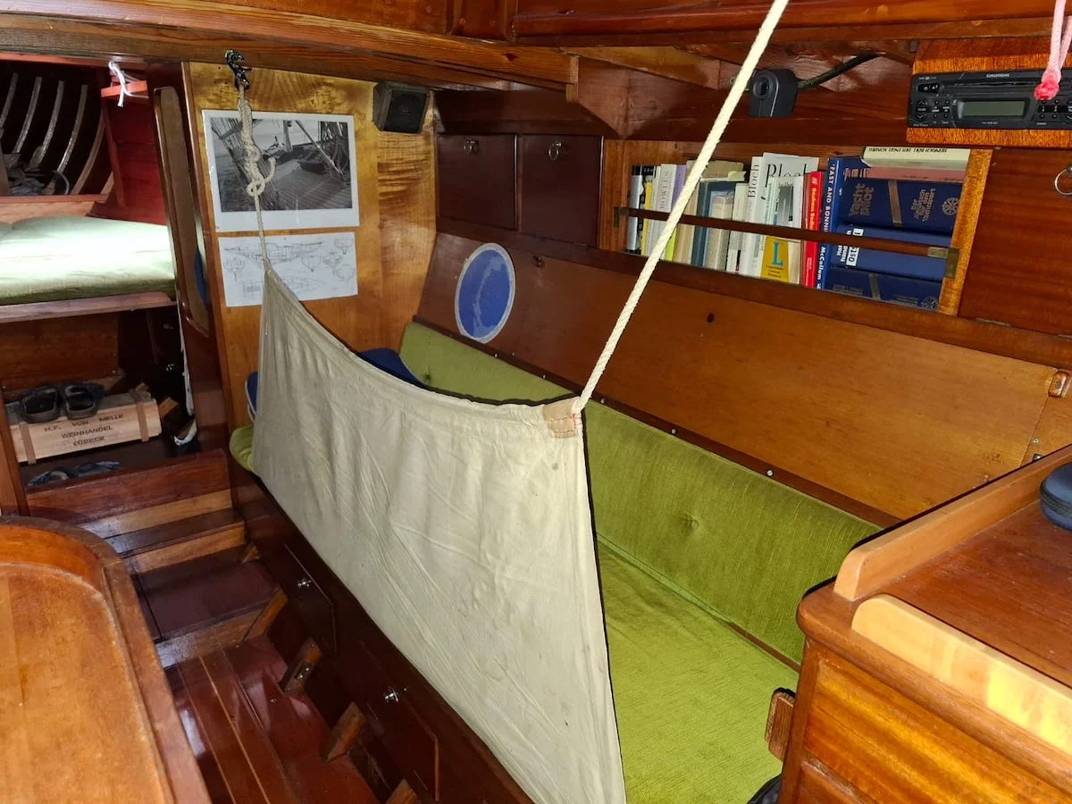 Leesegel im Salon der 11,50 m Olle Enderlein Mahagonisegelyacht Delight Swedesail