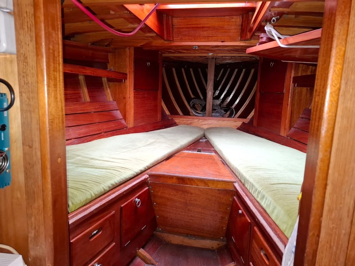 Blick in Vorschiff Olle Enderlein 11,50 m Mahagoniyacht Delight Swedesail