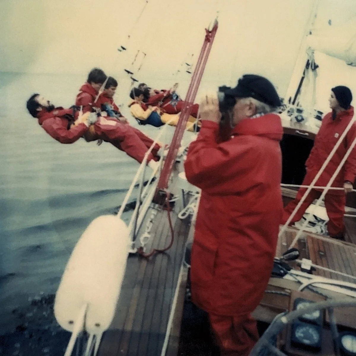 Bootseigner Helmut Vetter mit Fernglas an Bord seines 75er Bodensee Schärenkreuzers Argo
